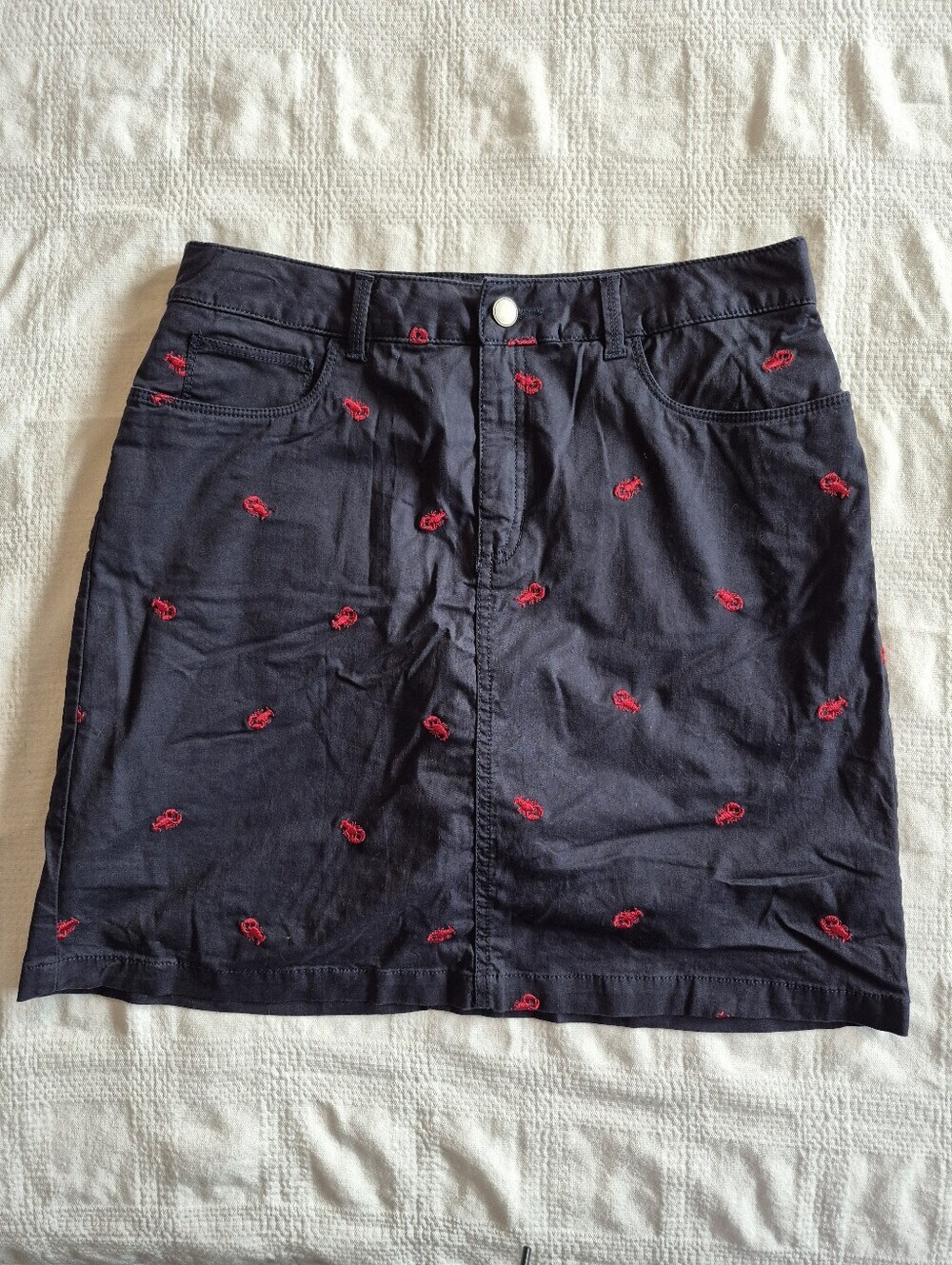 Croft & Barrow women"s size 6 navy skirt with shorts, embroidered lobsters VVGUC